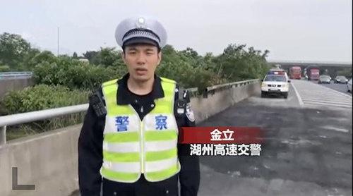 杭宁高速奔驰逼停自燃大巴 交警到达现场已烧成铁架