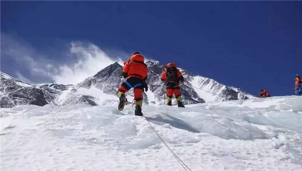珠峰登顶堵塞致多死,登山季人数众多酿悲剧 珠峰登顶堵塞致多死,珠峰堵塞致多死,珠峰登山季开启