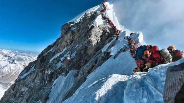 珠峰登顶堵塞致多死,登山季人数众多酿悲剧 珠峰登顶堵塞致多死,珠峰堵塞致多死,珠峰登山季开启