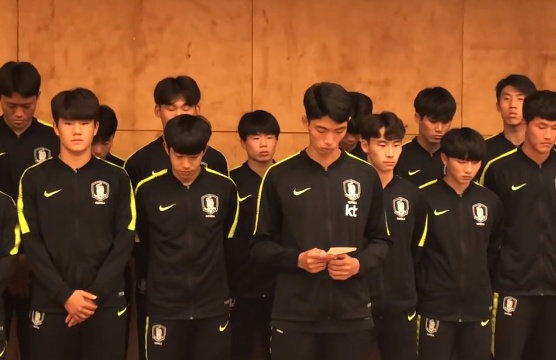 韩国队公开道歉：为脚踩熊猫杯奖杯一事道歉