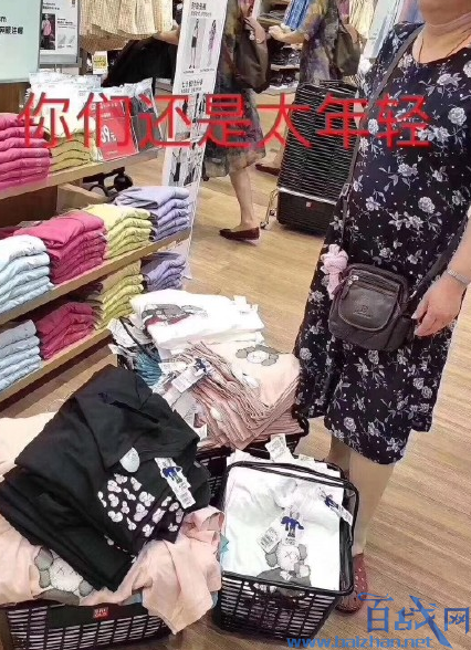 优衣库kaws联名遭疯抢  模特衣服都被拔下