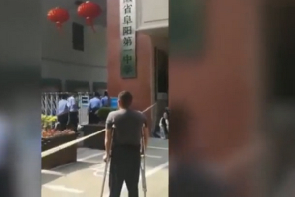 父亲拄拐偷偷送考,父亲偷偷送考,父亲拄拐送考