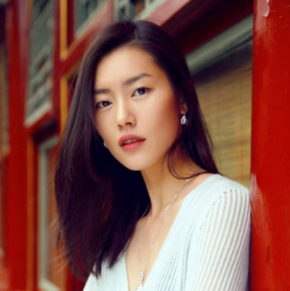 刘雯(Liu Wen)，1988年1月27日出生，湖南永州人，中国模特。2009年，作为第一个亚洲模特登上“维多利亚的秘密”内衣秀。继2011年之后再度入榜男性网站ASKMEN评选出的2012年度全球最美的99人。
