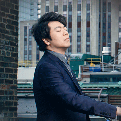 郎朗(Lang Lang)，1982年6月14日出生于辽宁省沈阳市沈河区，中国钢琴演奏者，联合国和平使者，毕业于美国柯蒂斯音乐学院。1997年12月，郎朗与IMG经纪公司签约，开启了职业演出生涯。