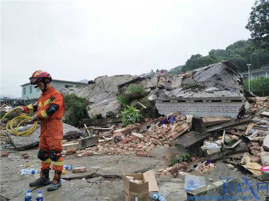 四川宜宾7岁男孩地震遇难 所住小楼已被震塌成废墟