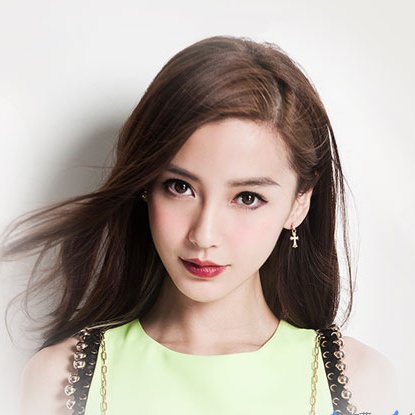 Angelababy(杨颖)，1989年2月28日出生于上海市，华语影视女演员、时尚模特。2003年，Angelababy以模特身份出道，此后，她因担任时尚模特而在香港崭露头角。2007年，她开始将工作重心转向大银幕。