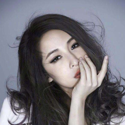 萧亚轩(Elva Hsiao)，1979年8月24日出生于台湾省桃园市，华语流行女歌手。1999年，萧亚轩发行首张个人同名专辑《萧亚轩》正式出道。
