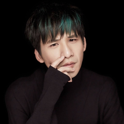大张伟(Zhang Wei)，原名张伟，1983年8月31日出生于北京，中国内地音乐人、主持人、演员。1998年6月5日，成立了中国第一支未成年摇滚乐队——花儿乐队。