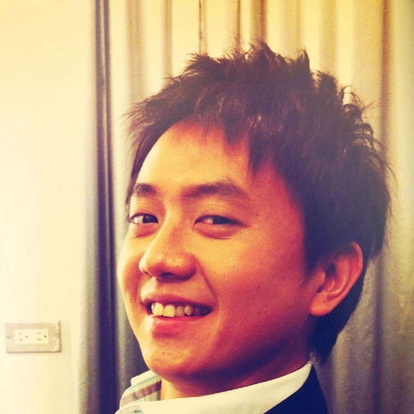 林俊峰是当今亚洲新四大天王之一林俊杰的亲哥哥，从小林俊杰视其哥哥为榜样。现在是新加坡某银行的副总裁。2013年林俊峰和林俊杰共同演唱《飞机》。