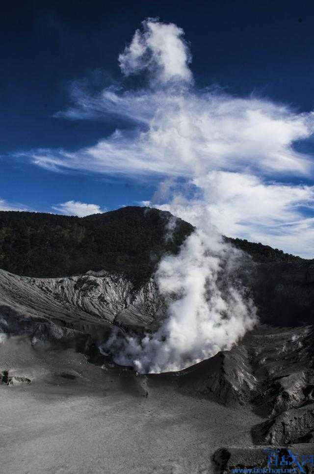 印尼西爪哇覆舟火山爆发 周边地区均被火山灰覆盖