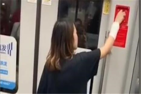 上海地铁拉紧急制动阀女子有精神疾病 多次手机砸门并且擅自拉紧急制动阀