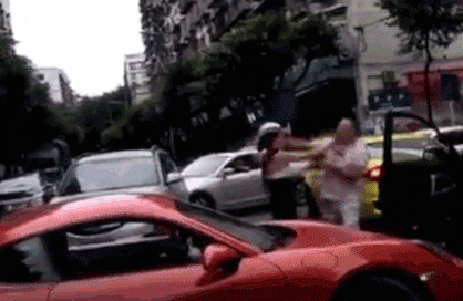 男子谈保时捷女司机当街扇耳光：我们都有点冲动，双方都有过错