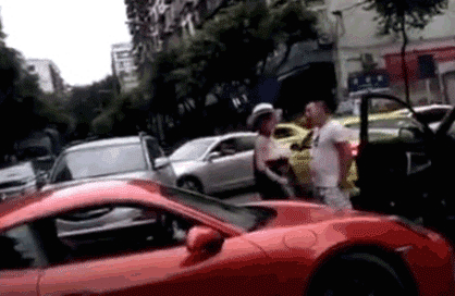 男子谈保时捷女司机当街扇耳光：我们都有点冲动，双方都有过错