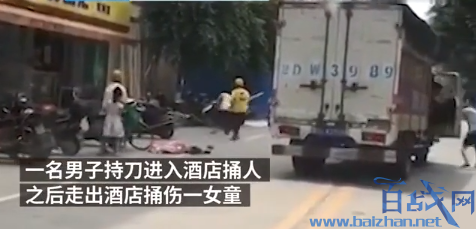 外卖小哥持棍躲飞刀，成功制服连续持刀伤人男子