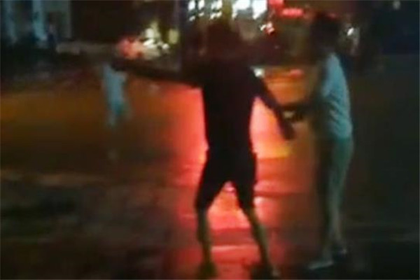 又见打老师？男子为15年前一巴掌辱骂初中老师 堂弟帮兄追打老师被拘留