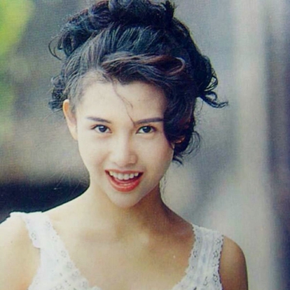 邱淑贞(Chingmy Yau)，1968年5月16日出生于中国香港，祖籍广东开平市月山镇，女演员。1987年参选香港小姐，因被指整容而退选，同年签约香港无线电视出道。