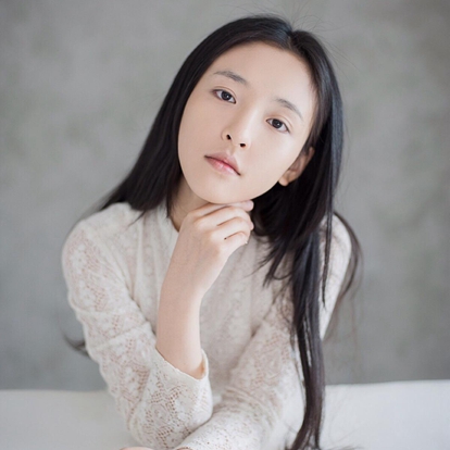 吴倩，1992年9月26日出生于湖北武汉，毕业于武汉大学艺术系2010级本科班，中国内地影视女演员。2012年，凭借在饶雪漫的长篇小说《雀斑》中担任书模而受到关注。2013年，签约浙华策影视。