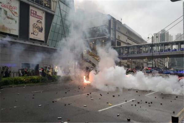 香港荃灣暴亂,荃灣暴亂,香港暴徒,打砸搶燒,香港暴亂,香港市民,香港警察