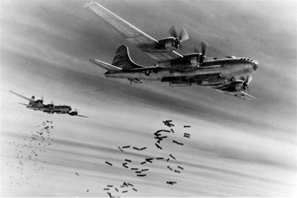 轰炸机,二战,二战时候为什么轰炸机投下的炸弹会有尖啸声,二战轰炸机