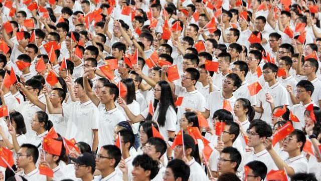 武汉大学新生因为未当选新生代表，强行上台演讲：喜欢冒险