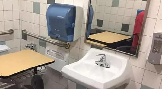 课桌被安排在厕所