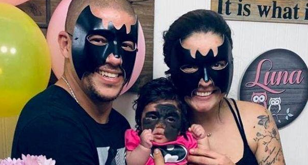女婴自带蝙蝠侠面具