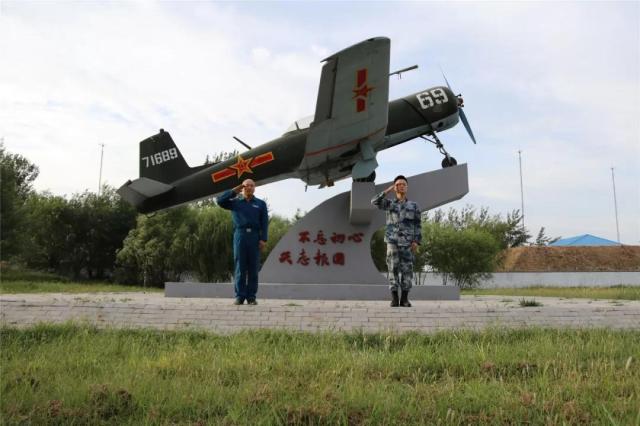 上阵父子兵!父子同上阅兵场 时隔十年再次同台受阅