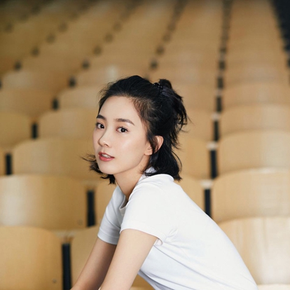 朱颜曼滋，1993年11月7日出生，中国内地女演员，毕业于中央戏剧学院。2014年，出演个人首部电影《再见巨人》，从而正式开始演艺生涯;8月，出演爱情电影《1980年代的爱情》中小雅一角。