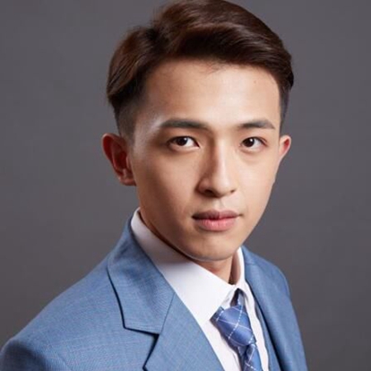 黄德毅(Francis)，1996年2月2日出生于香港，华语影视男演员、流行乐歌手，毕业于广州市艺术学校。2014年，参加东方卫视选秀娱乐节目《中国梦之声第二季》的比赛，获得全国30强。