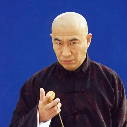 石兆琪，中国演员，1958年6月22日生于北京。1986年，出演首部作品《凯旋在子夜》，凭借此剧获得第五届电视“金鹰奖”最佳男主角奖。