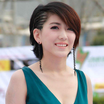 刘忻(Moraynia)，1984年6月8日出生于黑龙江省哈尔滨市南岗区。中国流行原创女歌手、演员，毕业于沈阳音乐学院。以首届《舞动音画》明星选拔赛冠军身份在北京公开向中国媒体宣布在中国正式出道 。