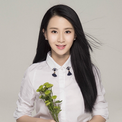 刘颖伦，1994年11月7日出生于湖北黄石，中国内地女演员，毕业于中央戏剧学院。2014年，主演个人电影处女作《白石山下一家人》从而进入演艺圈。