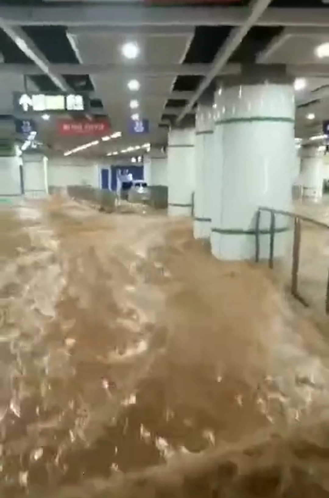 厦门城区发生地陷 塌陷原因疑似水管爆裂引起