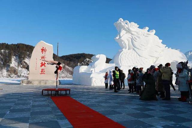 零下40°C漠河千人泼水成冰庆冬至  场面震撼壮观美如画