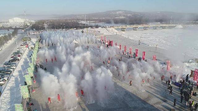 零下40°C漠河千人泼水成冰庆冬至  场面震撼壮观美如画