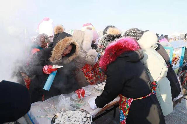 零下40°C漠河千人泼水成冰庆冬至  场面震撼壮观美如画