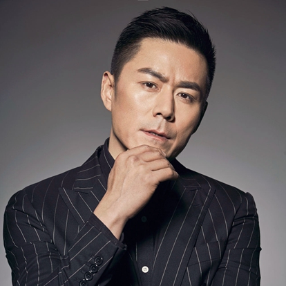 常铖(Jerry)，原名常鲁峰，1975年8月3日出生于山东烟台， 演员。2003年参演电视剧《半生缘》。2004年在电视剧《双响炮》中扮演新加坡电影明星何龙。