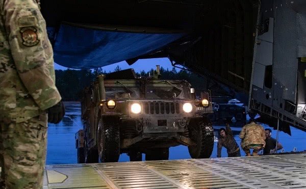 美军士兵全副武装乘民航客机前往中东 是准备下一步对伊朗搞事吗?