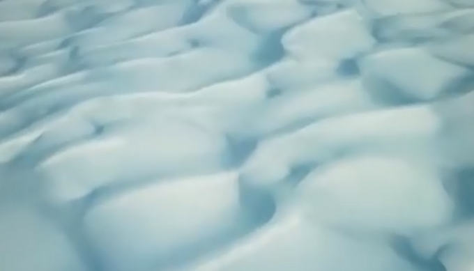 库木塔格沙漠变“雪海” 白茫茫一片“雪海无涯”