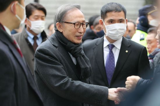 韩国前总统78岁李明博获刑17年 保持微笑与粉丝握手