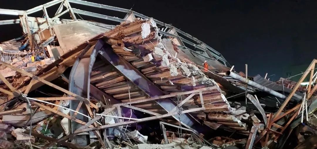 福建泉州宾馆倒塌被困71人!3月7日晚，福建泉州鲤城区欣佳酒店发生楼体坍塌事故。据官方通报，事发时楼内有71人受困，截至8日下午16时，已致10人死亡，38人送医治疗，正在搜救的还有23人。