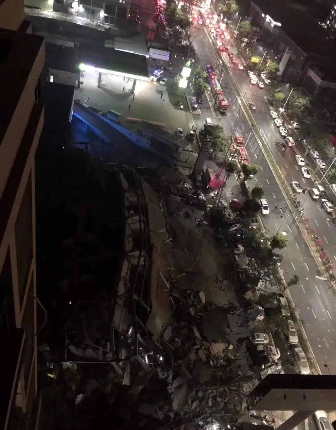 福建泉州宾馆倒塌被困71人!3月7日晚，福建泉州鲤城区欣佳酒店发生楼体坍塌事故。据官方通报，事发时楼内有71人受困，截至8日下午16时，已致10人死亡，38人送医治疗，正在搜救的还有23人。