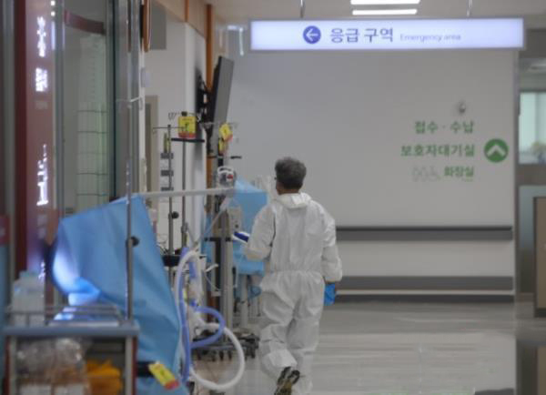 韩国罕见新冠病例:8次检查7次阴性 发病第6天死亡