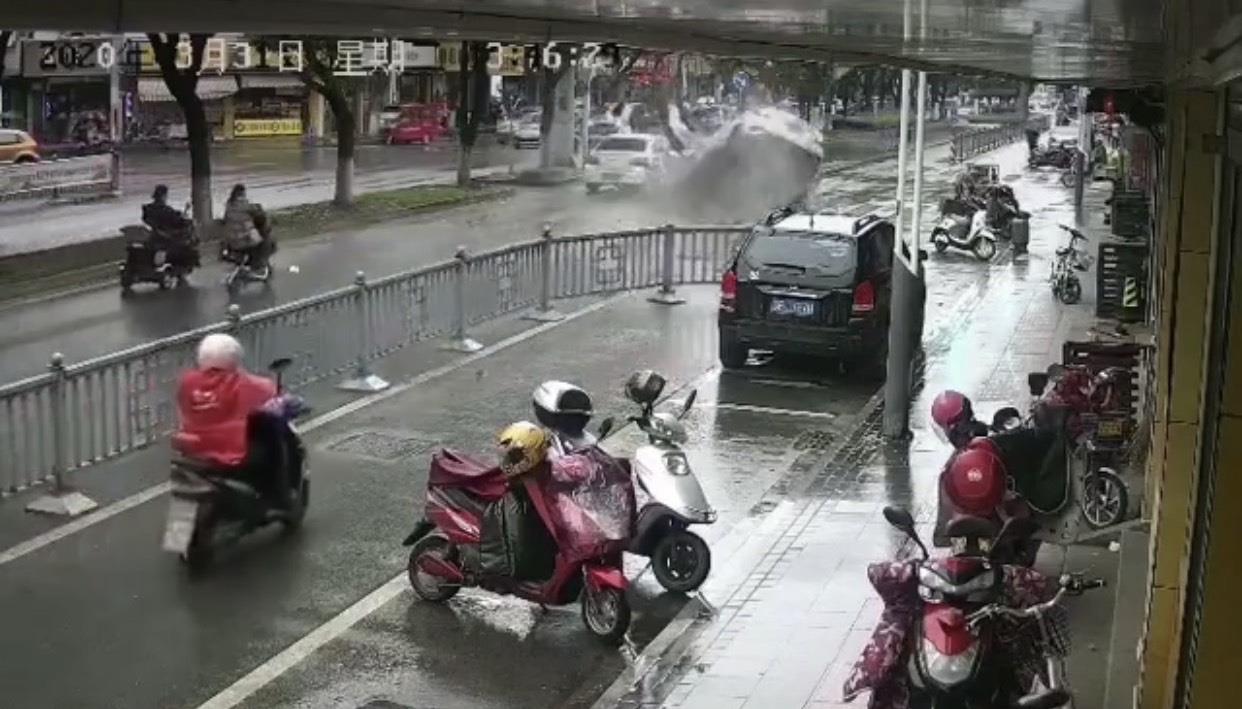 江苏苏州黄埭发生惨烈车祸 肇事逃逸司机造成1人死亡