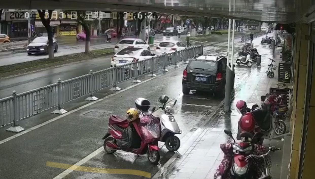 江苏苏州黄埭发生惨烈车祸 肇事逃逸司机造成1人死亡