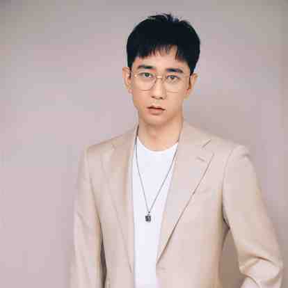 王自健，1984年3月28日出生于北京市东城区，中国内地影视男演员、脱口秀主持人、相声演员。2009年,以相声演员身份进入演艺圈。