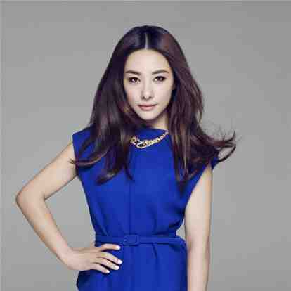 刘璇，女，1979年8月12日生于湖南省长沙市，中国体操运动员、演员。1992年，刘璇参加全国体操锦标赛，获得高低杠冠军。