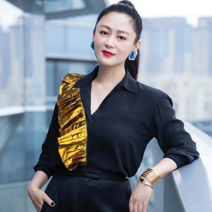 陈红，1968年12月13日出生于江西省上饶市，毕业于上海戏剧学院表演系，中国内地女演员、制片人。1985年，参演个人首部电影《这里有泉水》，饰演余多而正式出道。