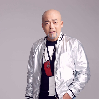 韩锐（光头老韩），歌手、演员，生于山东青岛，代表歌曲《中年情歌》，音乐单曲《我真的醉了》。代表电影《澳囧》、《土豪也绅士》、《幸孕》。