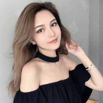 周扬青（Grace Chow），1988年9月12日出生于北京，中国内地网络红人，罗志祥前女友。2016年3月8日，在2015年中国网红排行榜中排名第47名。